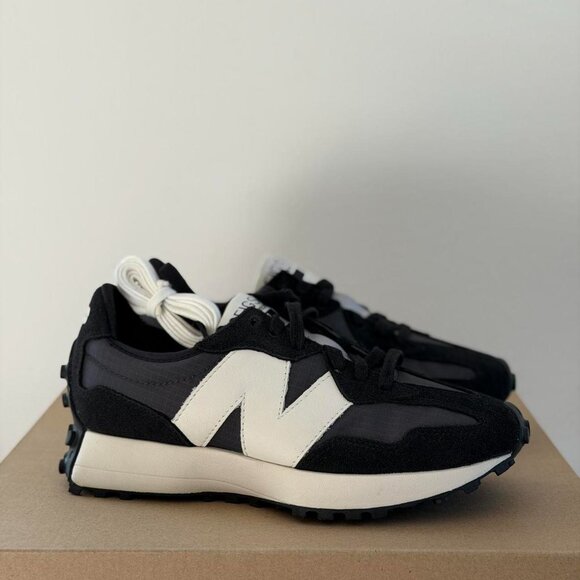 Figs New Balance 327 in Black, Size 8 - Picture 3 of 11